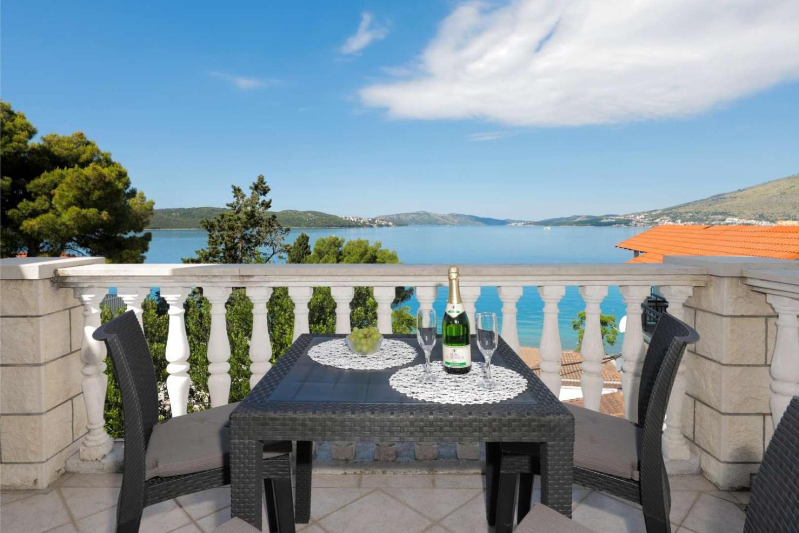 Apartments Lovric Trogir Exterior photo